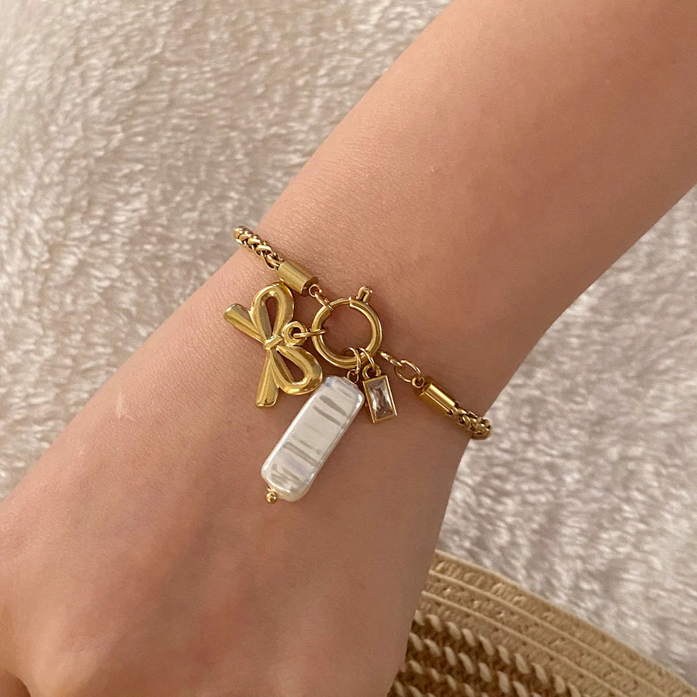 Luxurious bow charm link bracelet