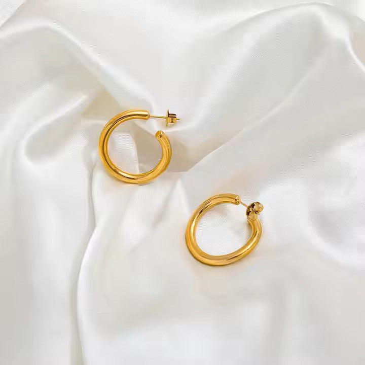 Luxurious Twisted round gold plated pvd earings mystjuels