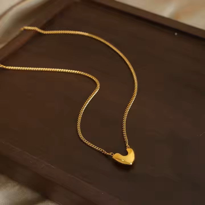 Luxurious gilded heartfall necklace