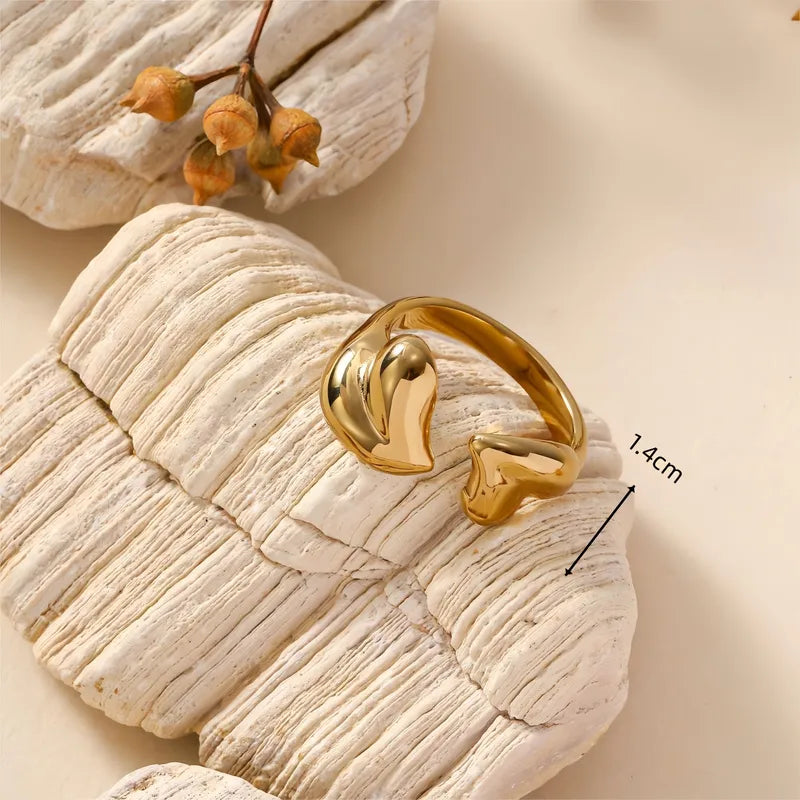 Luxurious tune flame heart hug ring