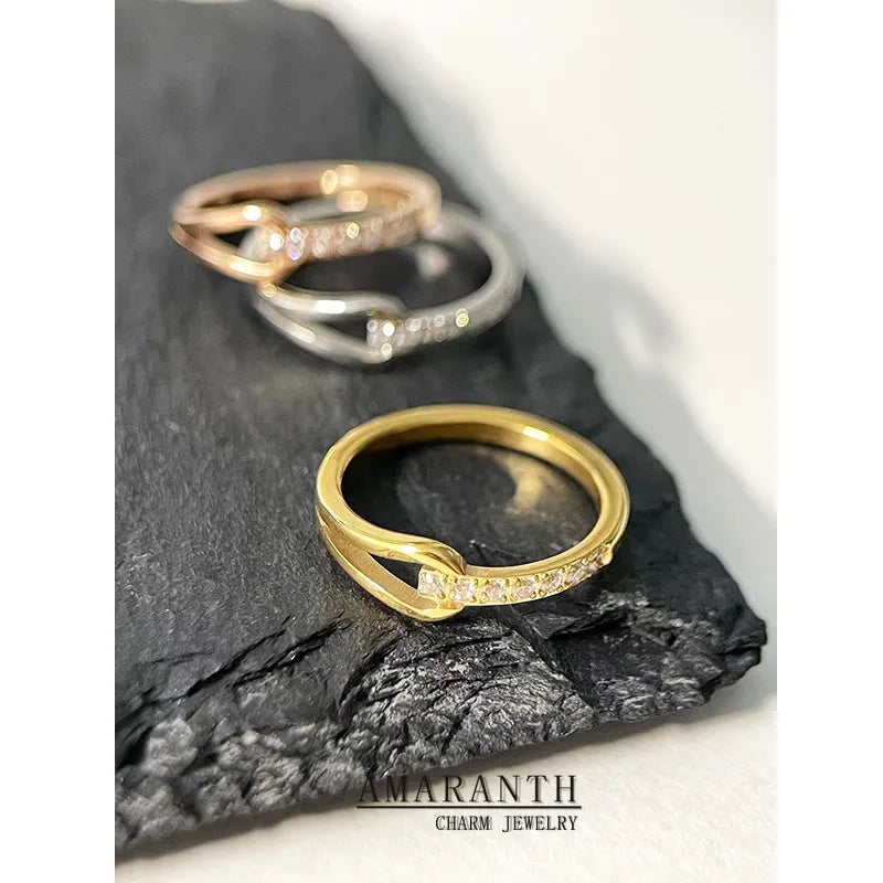 Minimal zircon graved gold ring