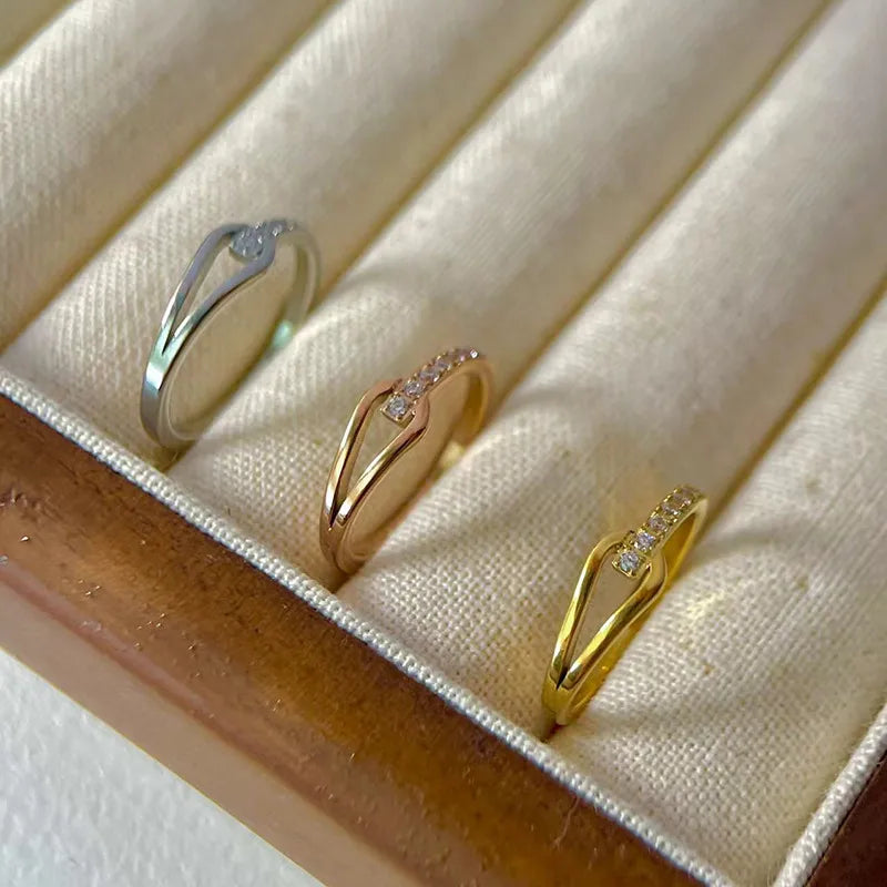 Minimal zircon graved gold ring