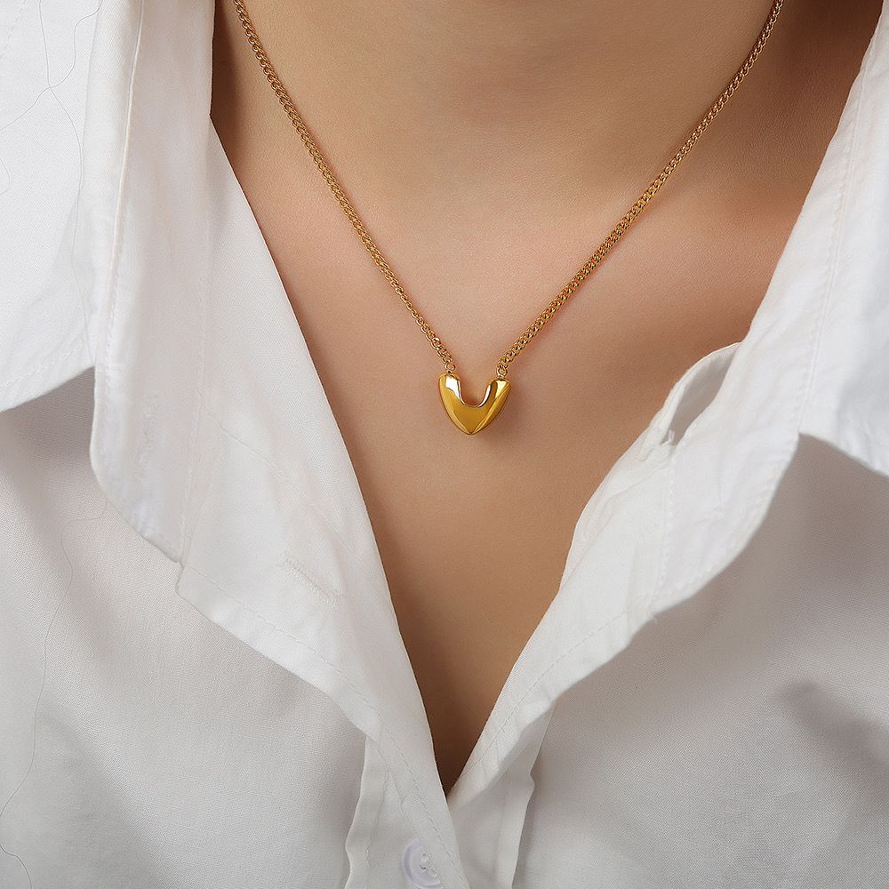 Luxurious gilded heartfall necklace