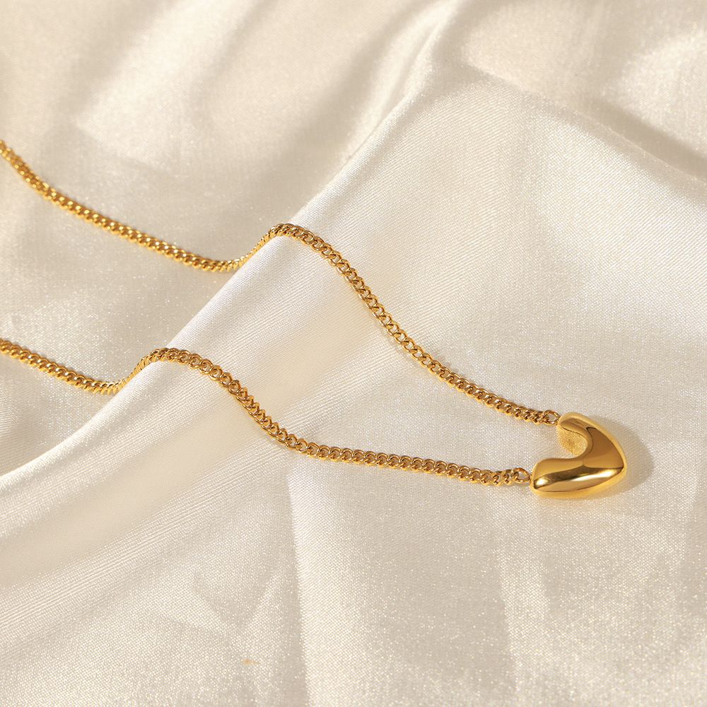 Luxurious gilded heartfall necklace