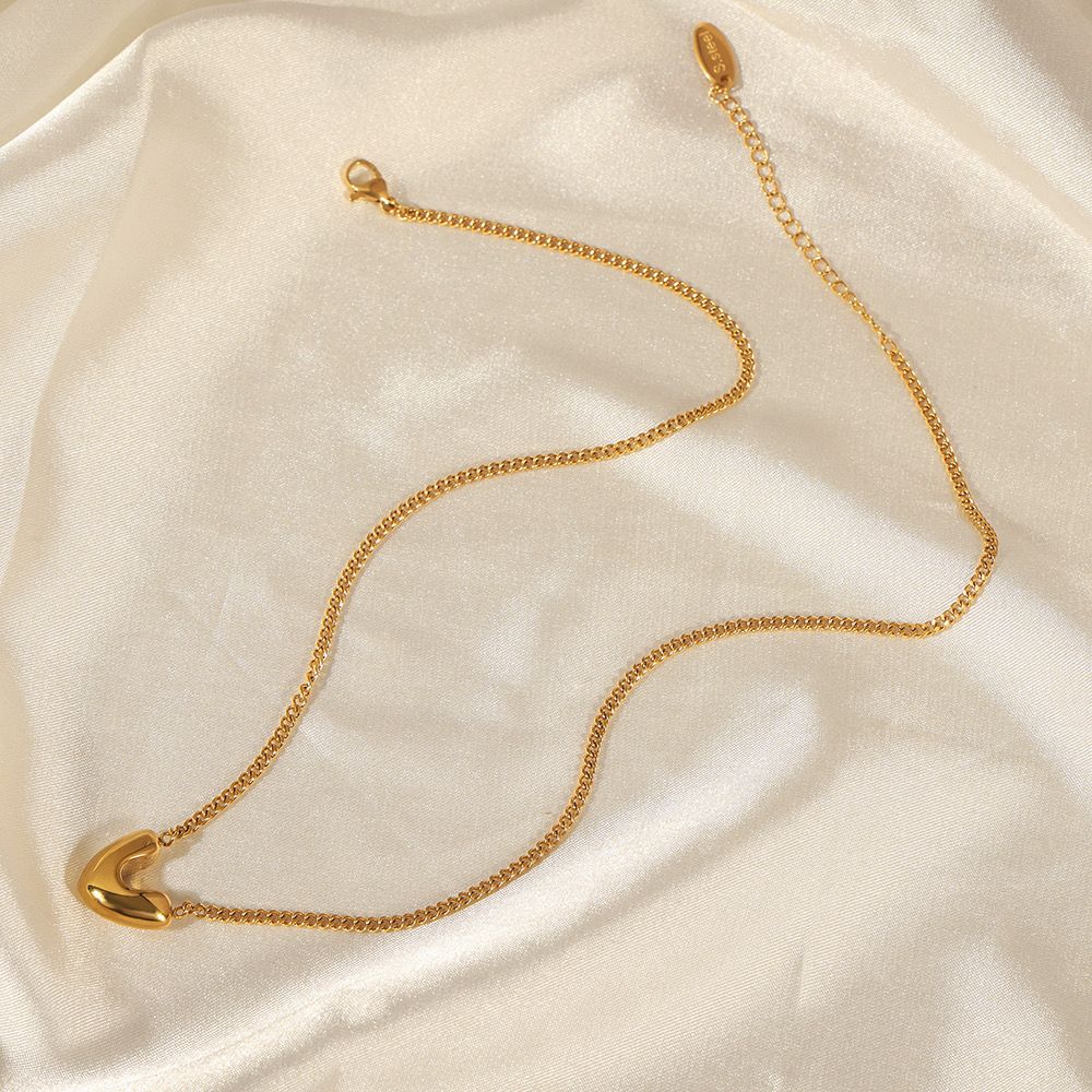 Luxurious gilded heartfall necklace