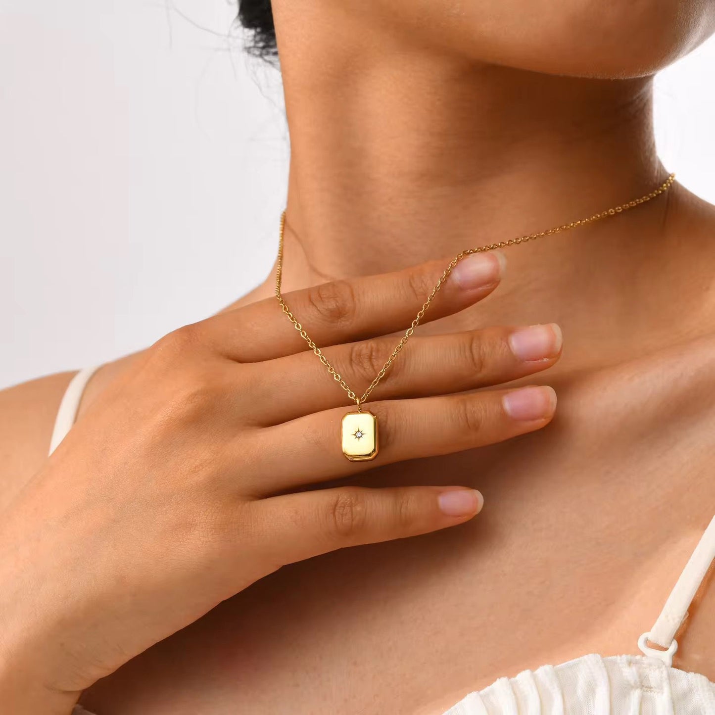 Luxe star gold bar necklace
