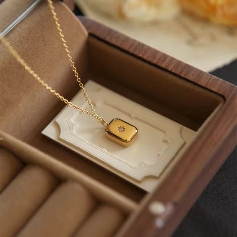 Luxe star gold bar necklace