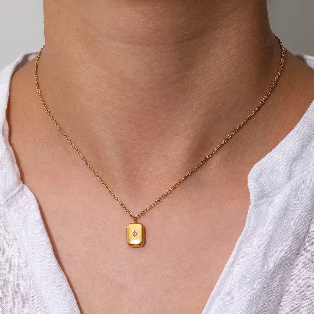 Luxe star gold bar necklace