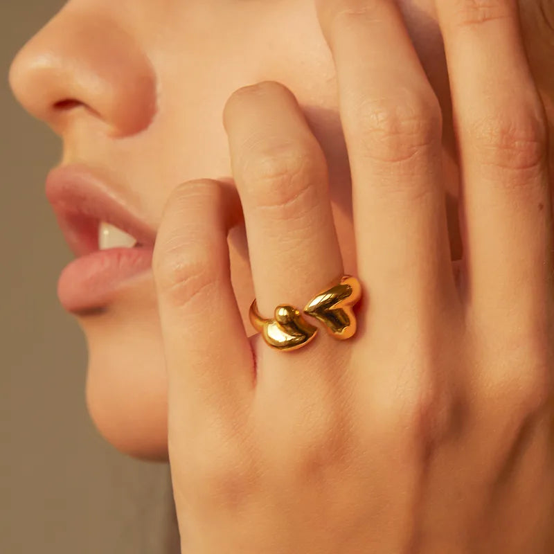 Luxurious tune flame heart hug ring