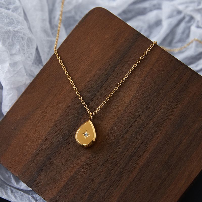 Luxe star pendant necklace