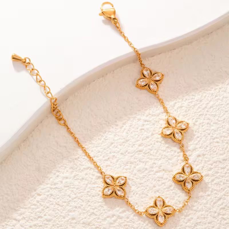 Luxurious four leaf zircon clover bracelet