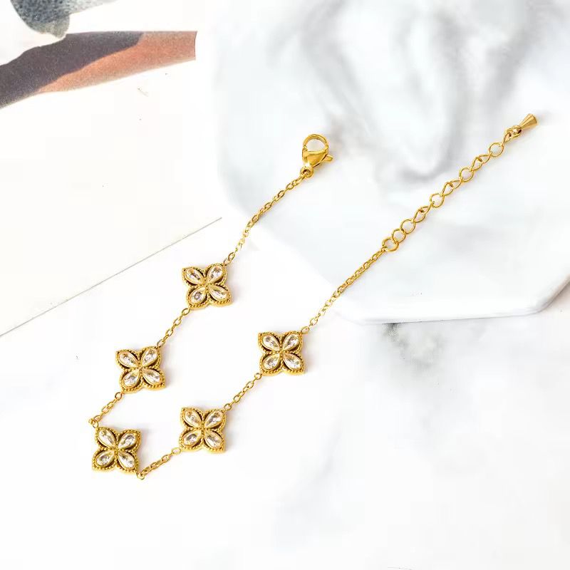 Luxurious four leaf zircon clover bracelet