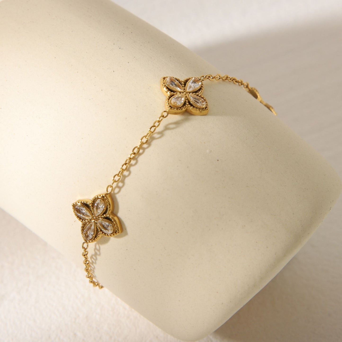 Luxurious four leaf zircon clover bracelet