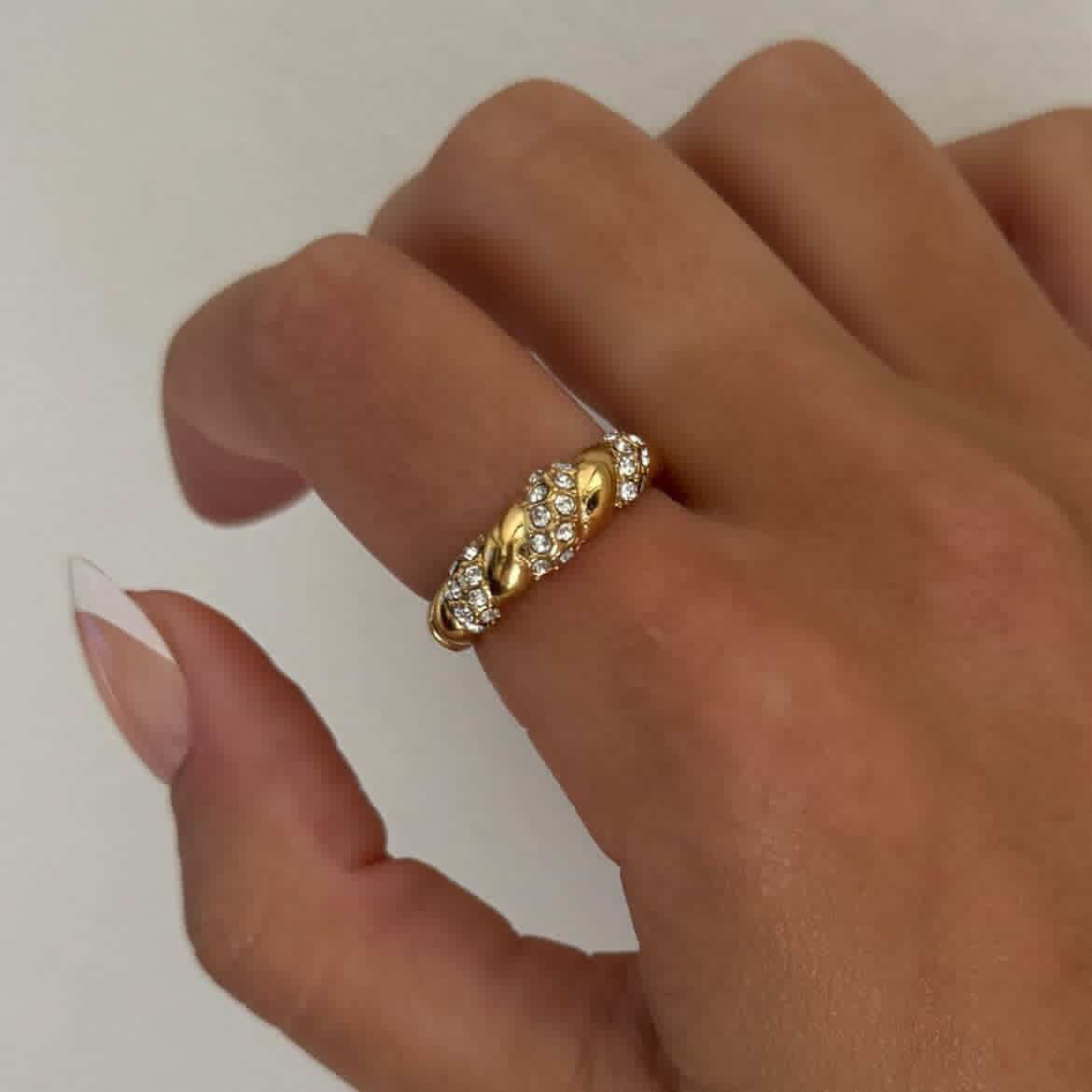 Luxurious gold plated twirl ring