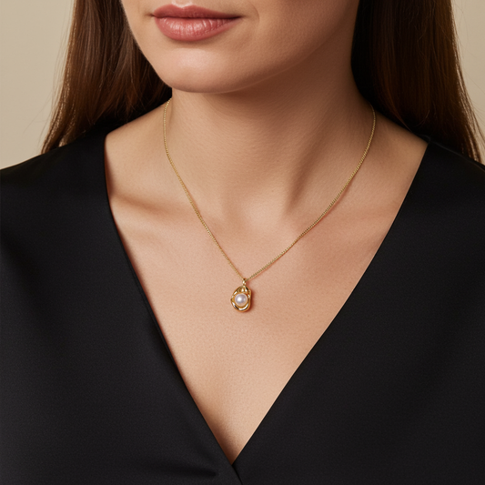 Ultra luxurious Pearl in a pocket pvd gold plated necklace