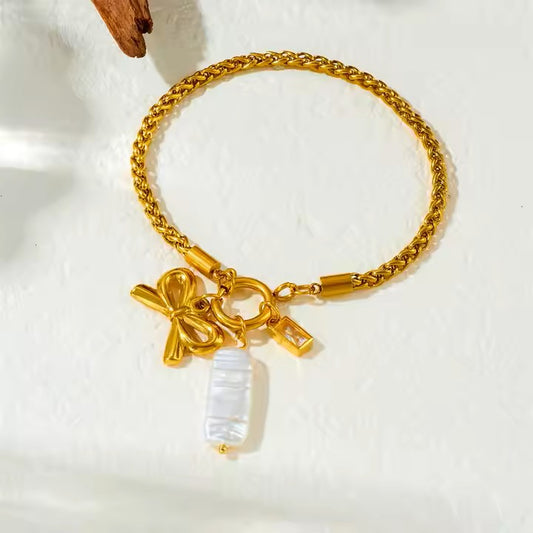Luxurious bow charm link bracelet