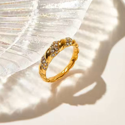 Luxurious gold plated twirl ring