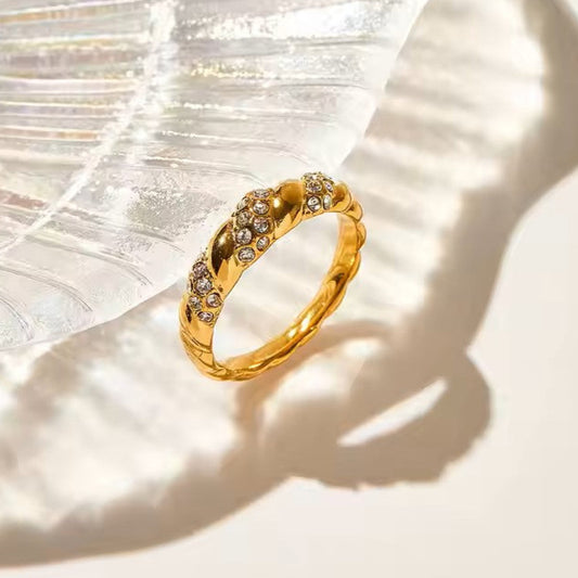 Luxurious gold plated twirl ring