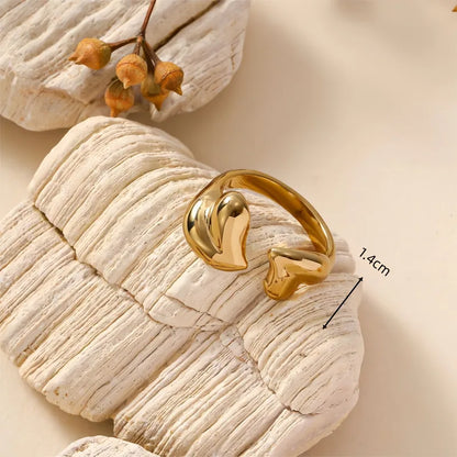 Luxurious tune flame heart hug ring