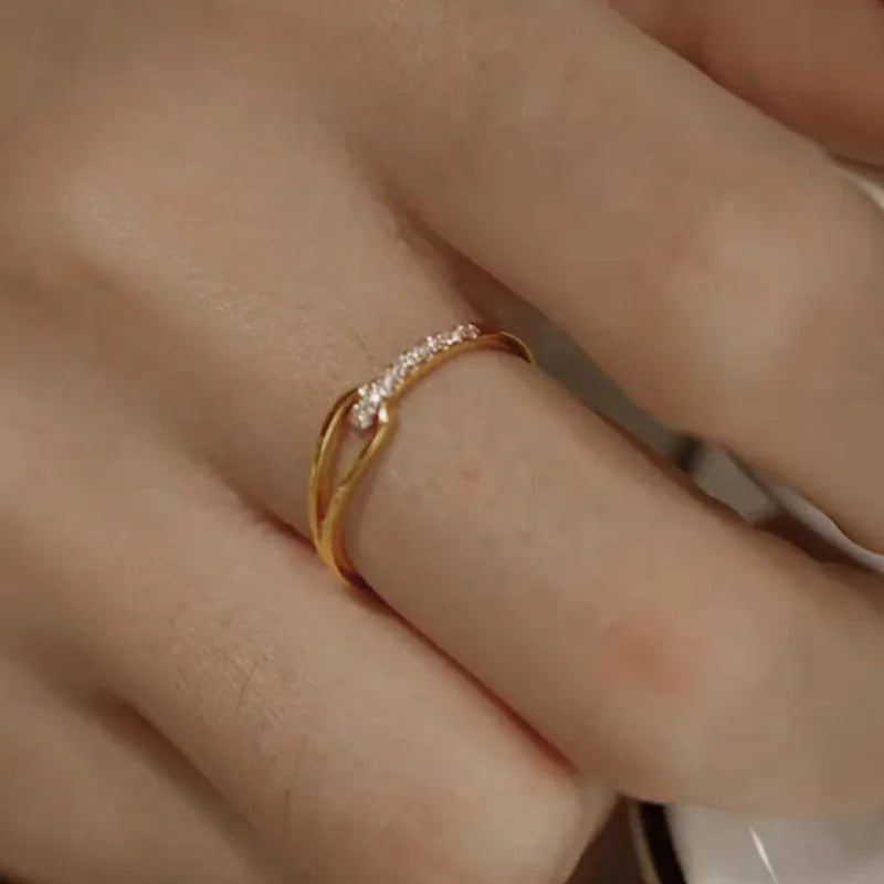 Minimal zircon graved gold ring
