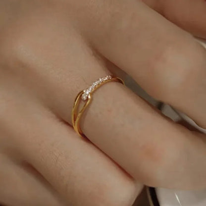 Minimal zircon graved gold ring