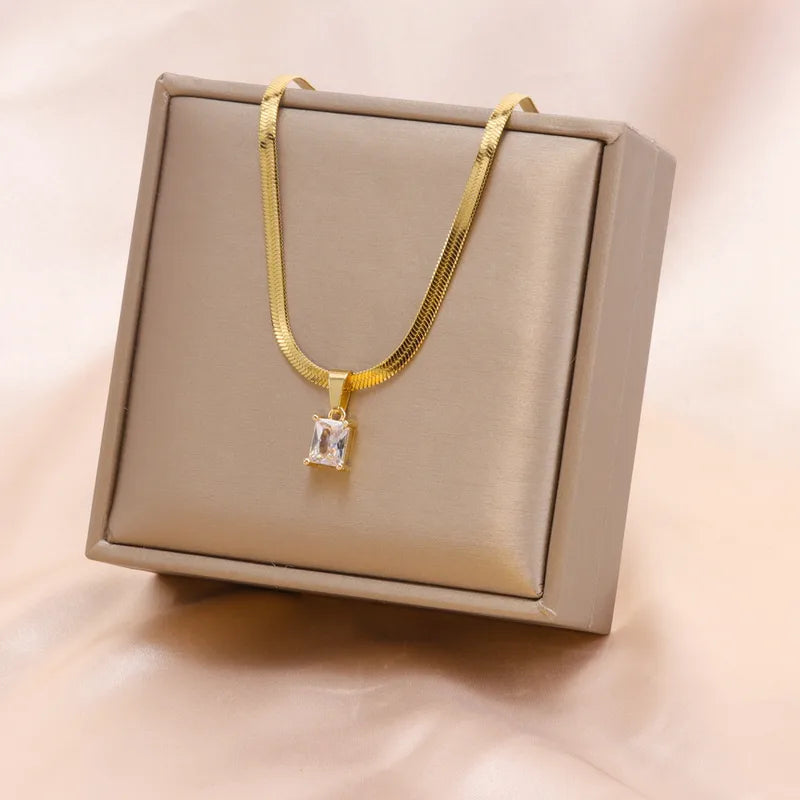 White zirconia pendant in snake chain