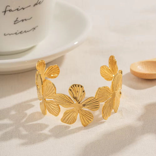 Luxurious golden flower cuff bracelet
