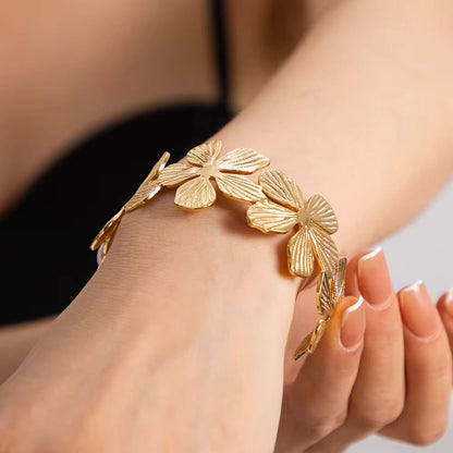 Luxurious golden flower cuff bracelet