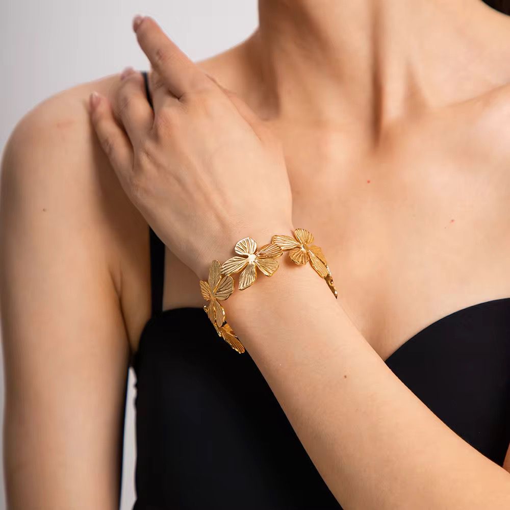 Luxurious golden flower cuff bracelet