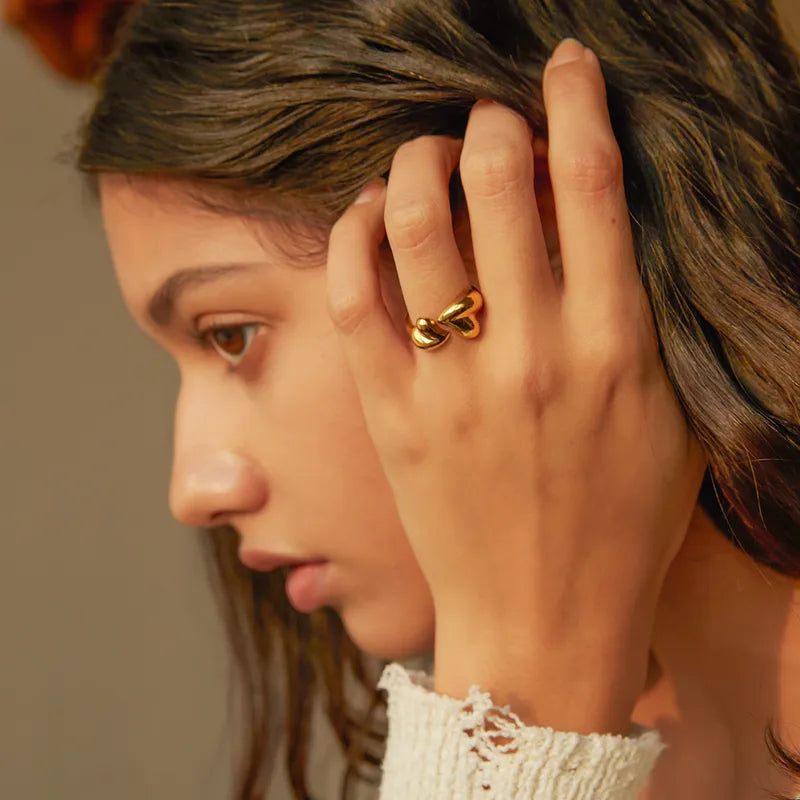 Luxurious tune flame heart hug ring
