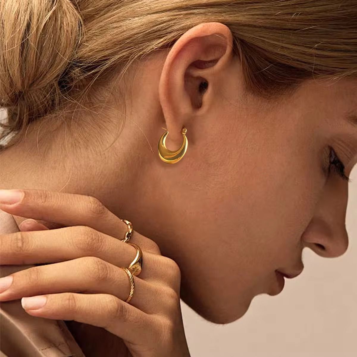 Auréa Oval Hoop Earrings – Anti-Tarnish Gold Finish