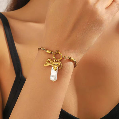 Luxurious bow charm link bracelet