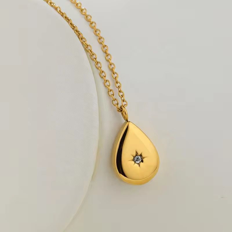 Luxe star pendant necklace
