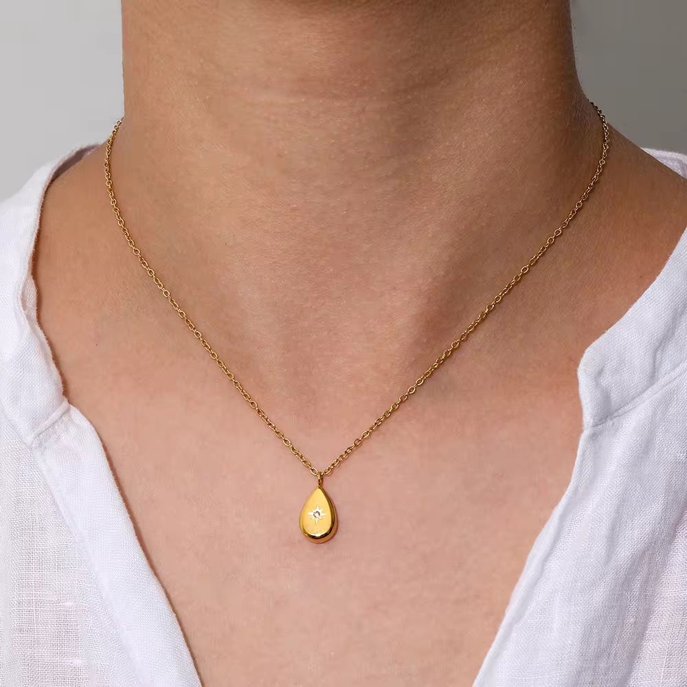 Luxe star pendant necklace